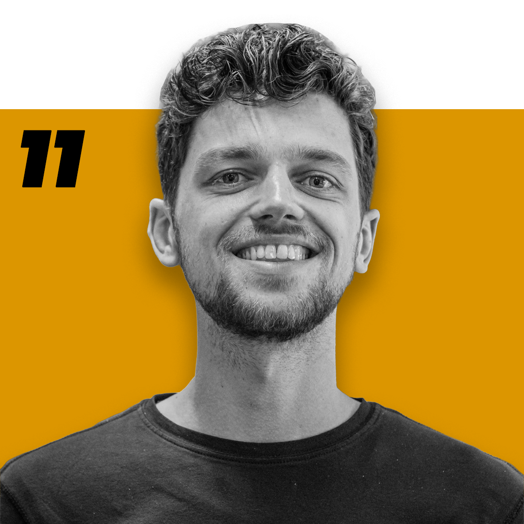 Tekengebied 1 PLACEHOLDER — vervang met TWEEDE foto Kevin Brander, ANDERS dan in hero. Bij voorkeur in actie of context: bij whiteboard met tactische tekening, langs veld pratend met spelers, of analyserend achter laptop. Laat zien dat hij praktijkmens is.